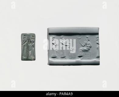 Dichtung und modernen Eindruck: Anbeter gießen ein trankopfer vor einem sitzt Gott. Kultur: Neo-Sumerian. Abmessungen: H.1. (2,6 cm). Datum: Ca. 2112-2004 v. Chr.. Obwohl gravierte Steine benutzt worden, so früh wie des 7. Jahrtausends v. Chr. Eindrücke in Ton zu Stempeln, die Erfindung im vierten Jahrtausend v. Chr. von geschnitzten Zylinder, über Lehm eingeführt werden könnte, um die Entwicklung von komplexeren Dichtung Designs erlaubt. Diese Zylinder Dichtungen, zuerst in Mesopotamien verwendet, diente als ein Zeichen von Eigentum oder Identifikation. Dichtungen wurden entweder auf Klumpen Lehm, die verwendet wurden, um Gläser zu schließen beeindruckt, d Stockfoto