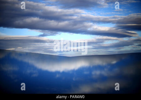 Spanien, Castilla y Leon, Provinz von Zamora, Reserva natural de Lagunas de Villafafila, Wasser Reflexion und Wolken Stockfoto