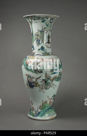 Vase mit historischen Krieger. Kultur: China. Abmessungen: H.27 cm. (69,9 cm); Durchm. 11. (27,9 cm); Durchm. Von Rim 9 3/4 in. (24,8 cm); Durchm. der Fuß 8 1/4 in. (21 cm). Die Abbildungen auf dieser Vase wurden durch Abbildungen der historischen Zeichen in Holzschnitt - gedruckten Theaterstücken und Romanen inspiriert. Diese Veröffentlichungen wurden im siebzehnten Jahrhundert und beeinflusst Porzellan Design und andere dekorative Künste auf Ansicht während der Drehung 1 der Ausstellung vom 25. Juni 2016 durch den 13. Januar 2017. Museum: Metropolitan Museum of Art, New York, USA. Stockfoto