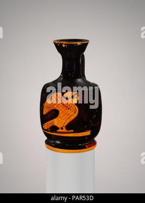 Miniatur terrakotta Hocke lekythos (Öl Flasche) mit Sirene. Kultur: Griechisch, Dachboden. Abmessungen: H.3 5/16 in. (8,5 cm). Datum: Mitte 5. Jahrhundert v. Chr.. In der griechischen Mythologie, Sirenen, menschliche - vorangegangen Vögel für Ihre schöne Stimmen bekannt, wurden offen mit dem Jenseits verbunden sind, und sie erscheinen häufig in der klassischen griechischen Grabkunst Kunst. Zusätzlich zu ihrer traurigen Darstellungen auf ernste stelai, Sirenen auch eine entsprechende Dekoration für eine lekythos waren, eine Art vase oft mit Tod und Begräbnis Ritual verbunden. Museum: Metropolitan Museum of Art, New York, USA. Stockfoto