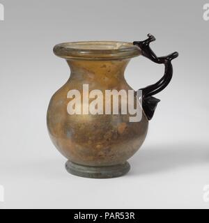 Glaskanne. Kultur: Roman. Abmessungen: 3 1/8 in. (8 cm) Andere: 2 1/4 in. (5,8 cm) Durchm. Von rim: 1 15/16 in. (5 cm) Durchm. Der Fuß: 1 7/16 in. (3,7 cm). Datum: 4.-5. Jh. N.CHR.. Kleine ein- Kanne Translucent blass bläulich grün, mit translucent Deep Purple. Abgerundet tubular Rim ausgeklappt ist, über und abfackeln Mund; kurz, konkaven Nacken; kugelförmigen Körper; integrierter Tubular Base Ring; Flachboden mit kleinen zentralen Gedankenstrich; Griff der Stange zum oberen Körper, der in einem großen Block mit Werkzeugen Gedankenstrich angewandt, gezeichnet nach außen und oben, werkzeuggestützte in zu flachen Projektion, dann drehte er sich auf und schleppte sich an RIM, mit Stockfoto