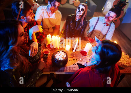 Freunde Spaß haben große Halloween Party Stockfoto