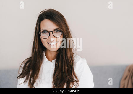 Porträt eines hübschen, klugen, jungen Frau, Brille Stockfoto