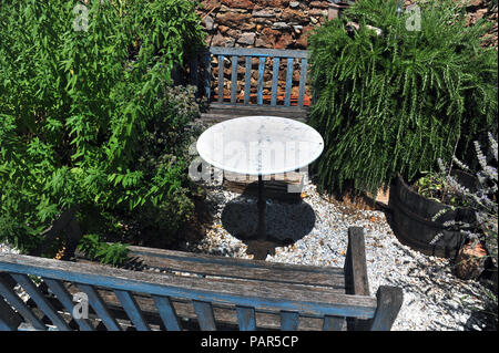 Geheime Garten Sitzecke in einem wundervollen Garten im Innenhof im Süden von Frankreich. Eigenschaft freigegeben Stockfoto