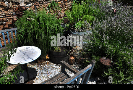 Geheime Garten Sitzecke in einem wundervollen Garten im Innenhof im Süden von Frankreich. Eigenschaft freigegeben Stockfoto