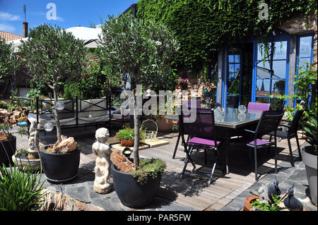 Garten Sitzecke in einem wundervollen Garten im Innenhof im Süden von Frankreich. Eigenschaft freigegeben Stockfoto