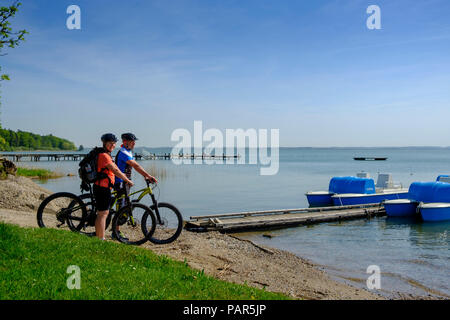 Deutschland, Oberbayern, Chiemgau, Radfahrer am Chiemsee Stockfoto
