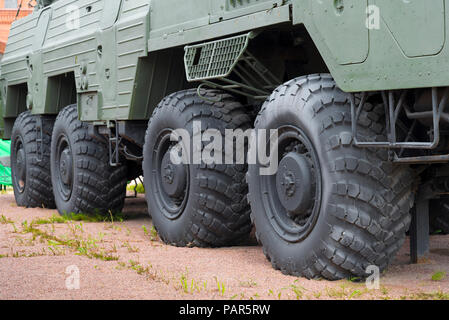 Gummiräder close-up der militärischen Ausrüstung. Der Radstand der Raketenwerfer. Stockfoto