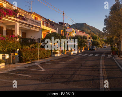 Cala Gonone Italien - September 14, 2017: Küstenstraße in Cala Gonone auf der italienischen Insel Sardinien bei Sonnenaufgang Stockfoto