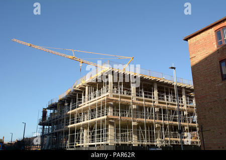 Neue bauen Bau mit Tower crane und Gerüste in Bedford, England Stockfoto
