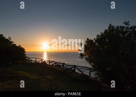 Sonnenaufgang in Cala Gonone auf der italienischen Insel Sardinien Stockfoto