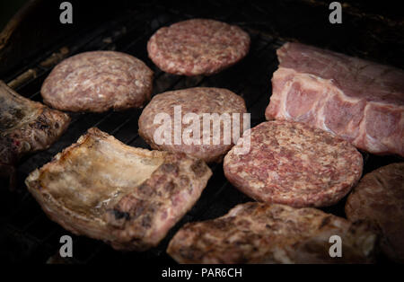 Rippen und Hamburger auf dem Grill für das Viertel von Juli Stockfoto