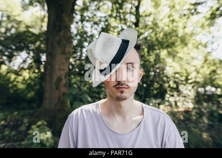 Portrait des dummen jungen Mann mit dem Hut Stockfoto