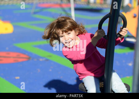 Portrait von glücklichen kleinen Mädchen auf Spielplatz Stockfoto