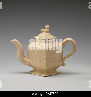 Teekanne. Kultur: British, Staffordshire. Abmessungen: Höhe: 5. (12,7 cm). Datum: Ca. 1750. Museum: Metropolitan Museum of Art, New York, USA. Stockfoto