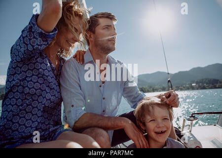 Happy Family auf einem Segelboot Stockfoto