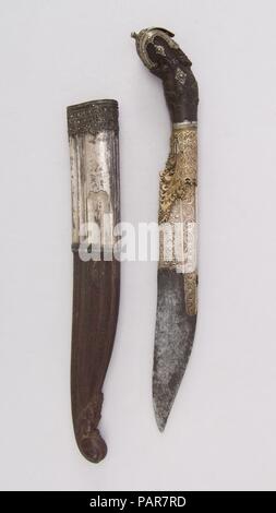 Messer (Piha Kaetta) mit Scheide. Kultur: Sri Lankan. Abmessungen: H. mit Scheide 14 1/16-in. (35,7 cm); H. ohne Scheide 12 13/16-in. (32,5 cm); W. 2. (5,1 cm); Wt. 13.2 oz. (374.2 g); Gew. der Ummantelung 2.4 oz. (68 g). Datum: 18. bis 19. Jahrhundert. Museum: Metropolitan Museum of Art, New York, USA. Stockfoto