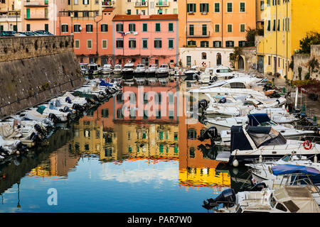 Charmante Boot gesäumten Kanal, Livorno, Toskana, Italien. Stockfoto