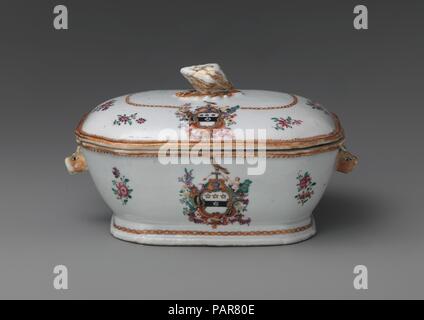 Überdachte Sauce Terrine. Kultur: Chinesen zum amerikanischen Markt. Abmessungen: 4 3/8 x 6 3/4 in. (11,1 x 17,1 cm). Datum: 1785-90. Dieses Objekt gehört zu einem großen Abendessen (10.149.1-.248), die das townley Familie Wappen. Der Service, die wahrscheinlich durch Gerechtigkeit Samuel Chase (1741-1811) von Annapolis, Maryland, bestellt, zeigt die Emaille - gemalt von Margaret Townley, Chase's Tante. Museum: Metropolitan Museum of Art, New York, USA. Stockfoto