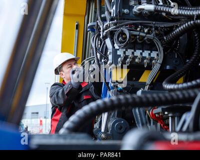 Arbeitnehmer zur Festsetzung der Schlauchleitung mit Schraubenschlüssel Stockfoto