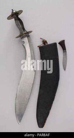 Messer (Kukri) mit Scheide, kleines Messer und Tasche. Kultur: Indische oder Nepalesische, Gurkha. Abmessungen: Messer (a); H. mit Scheide 17 3/8 in. (44,1 cm); H. ohne Scheide 17 3/8 in. (44,1 cm); W. 3. (7,6 cm); Wt. 1 lb. 15.1 oz. (881.7 g); Ummantelung (b); Wt. 4.1 oz. (116.2 g); kleine Messer (c); H.5 3/16 in. (13,2 cm); W. 1 1/4 in. (3,2 cm); Wt. 1.6 oz. (45,4 g). Datum: 19. Museum: Metropolitan Museum of Art, New York, USA. Stockfoto