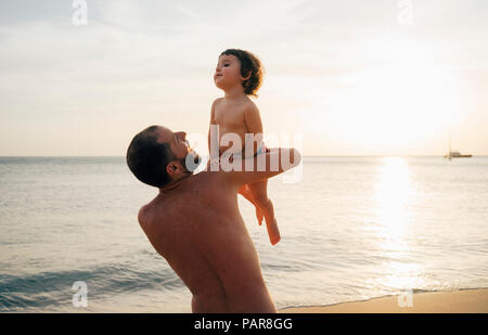 Thailand, Koh Lanta, Vater mit seiner kleinen Tochter am Strand bei Sonnenuntergang Stockfoto