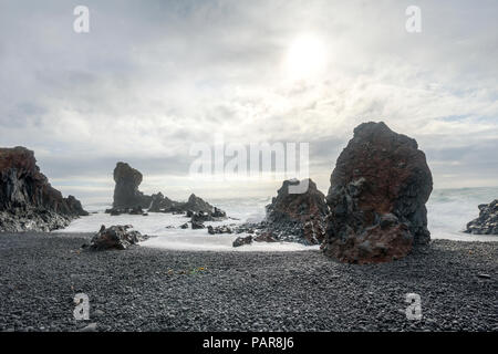 Schwarzer Strand, vulkanischen Felsen am Strand von Djúpalónssandur, Halbinsel Snaefellsnes, West Island, Island Stockfoto