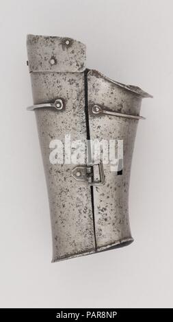 Verteidigung für den unteren linken Unterarm (Vambrace). Kultur: Italienisch. Abmessungen: H. 8 1/8 in. (20,6 cm); W. 5. (12,7 cm); D.4 1/4 in. (10,8 cm); Wt. 1 lb. 4.1 oz. (569.8 g). Datum: Ca. 1400-1425. Dieses Stück ist bemerkenswert für die frühe Anwesenheit von Stop-Rippen, die zwei gebogenen Verstrebungen an der äußeren und inneren Platten genietet. Diese wurden entwickelt, um die Nummer einer Waffe in einem gefährdeten Gemeinsame oder die Lücke zwischen den Platten zu stoppen. Museum: Metropolitan Museum of Art, New York, USA. Stockfoto