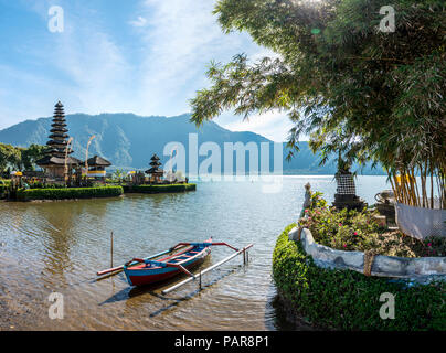 Boot an der buddhistischen Wasser Tempel Pura Ulun Danu Bratan, Bratan See, Bali, Indonesien Stockfoto