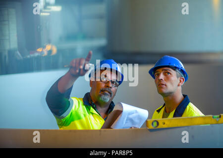 Ingenieure in Industrieanlagen diskutieren Arbeit Stockfoto