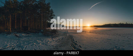 Schweden, Sodermanland, gefrorenen See Navsjon im Winter bei Sonnenuntergang Stockfoto