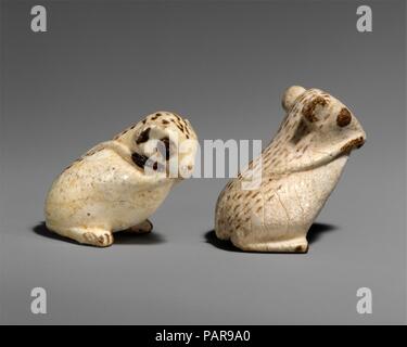 Jerboa"-Figur. Abmessungen: L 4,8 cm (1 7/8 in.); W. 2,7 cm (1 1/16 in.); H 3,6 cm (1 7/16 in.). Dynastie: Dynasty 12-13. Datum: Ca. 1850-1640 v. Chr.. Bereits in der Frühdynastischen Zeit, Ägypter hinterlegt Fayencen Figuren von Wildtieren in Tempel Reviere. Diese Figuren wurden in der 12. Dynastie wieder eingeführt, sondern als Komponente der Bestattung Anlagen und mit neuen Arten in das Repertoire aufgenommen. Die kontrollierte Darstellung der Wüste Tiere können die Ägypter der ewigen Sicherheit versichert haben, obwohl sie auch wahrscheinlich hatte symbolische Bedeutungen. Museum: Metropolitan Museum of Art, New York, USA Stockfoto