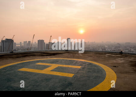 Thailand, Bangkok, Hubschrauberlandeplatz auf dem Dach bei Sonnenaufgang Stockfoto