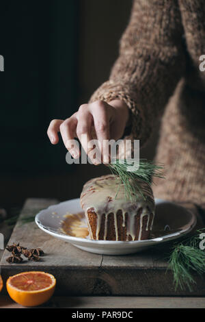 Die Frau Hände verzieren Christmas Cake Stockfoto