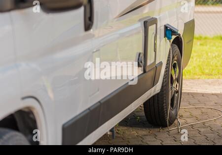 Wohnmobil elektrischen Anschluss. Stromanschluss auf dem Campingplatz. Rving Thema. Stockfoto