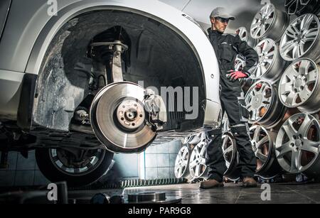 Auswahl Auto Leichtmetallfelge. Das Fahrzeug in den Dienst für die Reifen und Legierung Austausch. Kaukasische Arbeiter vorbereiten Für die Arbeit. Stockfoto