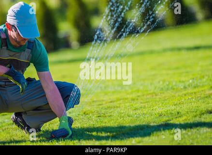 Rasen Sprinkleranlage durch professionelle Techniker. Garten- und Landschaftsbau Thema. Stockfoto