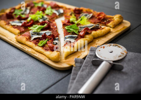 Pizza Marinara garniert mit Sardellen und Petersilie Stockfoto