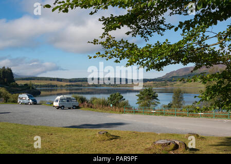 Wohnmobile im Galloway Forest Park, Dumfries und Galloway, Schottland geparkt Stockfoto