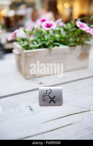 No smoking sign am Tisch im Cafe Stockfoto