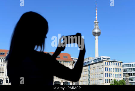Silhouette der jungen Frau fotografieren Berliner Fernsehturm Stockfoto