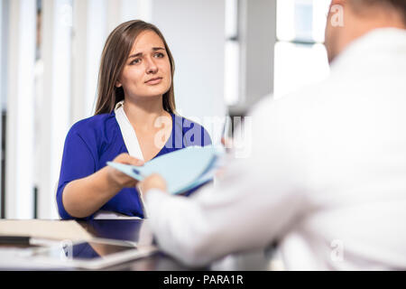 Arzt, Patient Dokumente Stockfoto