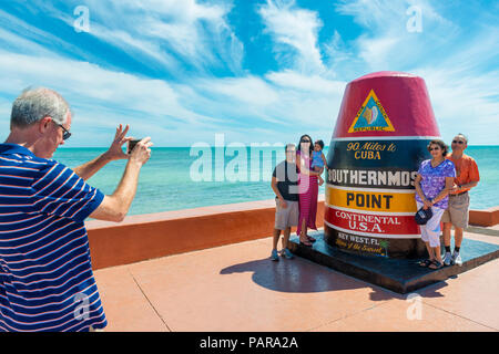 Touristen haben ihr Bild am südlichsten Punkt der kontinentalen USA unterzeichnen in Key West, Florida, USA Stockfoto