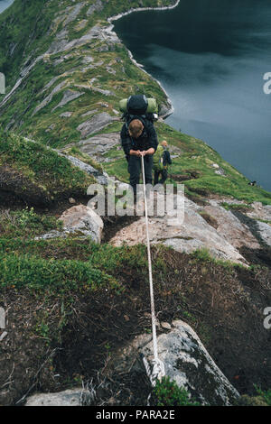 Norwegen, Lofoten, Moskenesoy, Gruppe junger Männer wandern am Vinstad Stockfoto