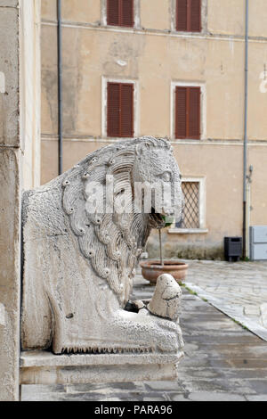 Detail einer mittelalterlichen Portal in Italien. Stiftskirche, visso Stockfoto