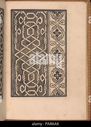 Convivio delle Belle Donne, Seite 13 (recto). Designer: Holzschnitt Grenze auf Titel unterzeichnet von Matteo da Treviso (Italienisch, Aktiv 16. Jahrhundert). Maße: Gesamt: 7 7/8 x 5 1/2 in. (20 x 14 cm). Erschienen in: Venedig. Herausgeber: Nicolò Zoppino (Italienisch, Ferrara 1478/80-1544 Venedig), Venedig. Datum: August 1532. Von Nicolo Zoppino, Italienisch, Aktive aus dem 16. Jahrhundert, Venedig, entworfen von Matteo da Treviso, Italienisch, Aktiv 16. Jahrhundert veröffentlicht. Von oben nach unten und von links nach rechts: Design besteht aus 2 Spalten. Linke Spalte ist breiter und ist mit einem geometrischen Muster Interlace mit Spulen eingerichtet Stockfoto