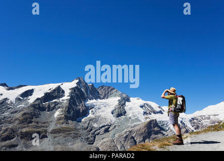 Österreich, Kärnten, Mann, Wanderer mit dem Fernglas beobachten, Großglockner, Nationalpark Hohe Tauern Stockfoto