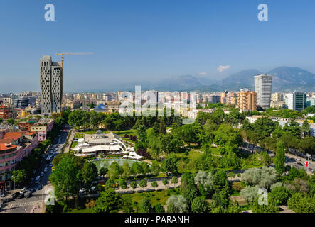 Albanien, Tirana, Blick vom Sky Tower zu Rinia Park und der Innenstadt Stockfoto