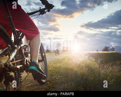 Österreich, Tirol, männlichen und weiblichen Downhill Mountain Biker Stockfoto