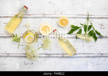 Hausgemachte holunderblüten Sirup, Zitronenscheiben, Blätter und Holunderblüten Stockfoto